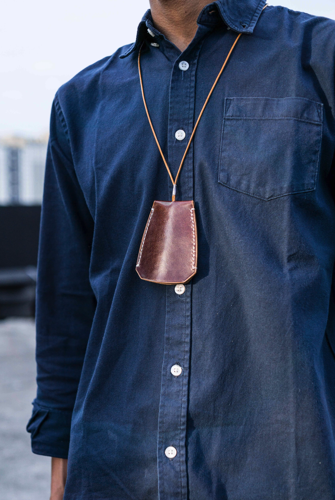 ROPU NECKLACE KEYRING DARK BROWN
